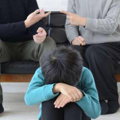 “Avrei dato tutto per una sgridata”. Il dolore dei figli con genitori assenti