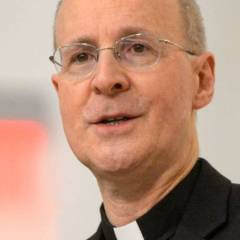 El jesuita James Martin pide ordenar sacerdotes «gais»
