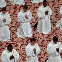 Prete non si diventa per «Basta che non pratichi il sesso»