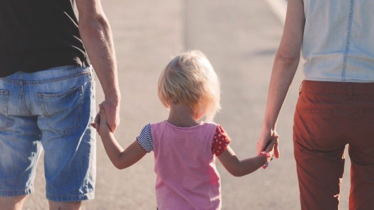 Famiglia persone in cammino secondo giustizia