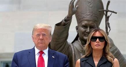 trump e moglie con statua di Giovanni Paolo II