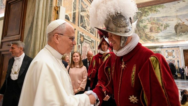 Leone XIV saluta guardia svizzera