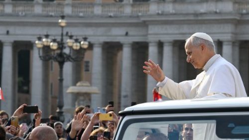 Papa Leone Piazza San Pietro saluto