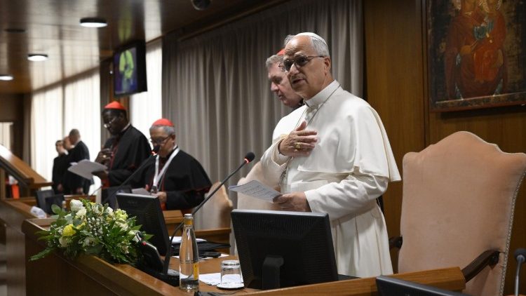 Papa Leone XIV in Aula del Sinodo durante i lavori del Concistoro straordinario