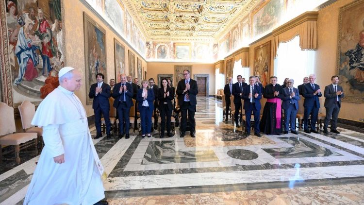 Papa Leone XIV nelludienza ai membri degli Uffici redazionali della Libreria Editrice Vaticana