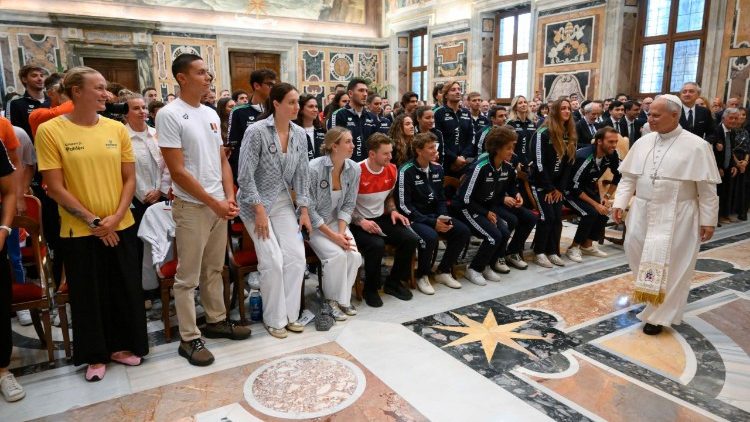 Questa mattina in Sala Clementina il Papa ha ricevuto in udienza i dirigenti della Federnuoto e gli atleti che da domani 26 giugno fino a domenica parteciperanno al 62mo Trofeo Sette Collijpeg