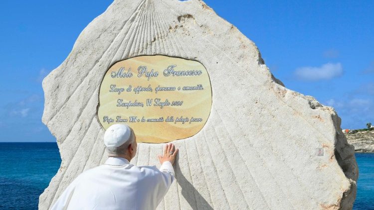Il Papa benedice la stele con cui il noto Molo Favaloro di Lampedusa viene rinominato Molo Papa Francesco