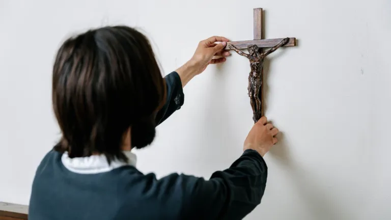 Crocefisso scuola Foto da Canva