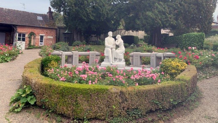 Una statua dei coniugi santi Luigi e Zelia Martin