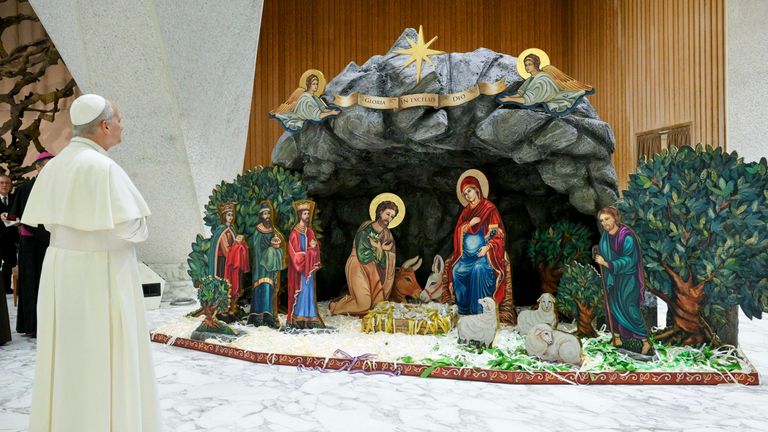 Leoen XIV davanti al Presepe Vaticano Vatican Media