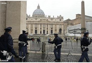 Agenti di polizia in piazza San Pietro