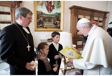 Il Papa con il vescovo luterano di Turku accompagnato dai nipotini
