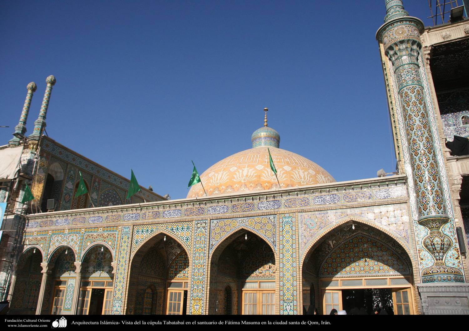 Arquitectura Islamica Vista del la cupula Tabatabai en el santuario de Fatima Masuma en la ciudad santa de Qom