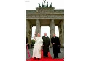 1996 Helmut Kohl davanti la porta di Brandeburgo con Giovanni Paolo II e il sindaco di Berlino Diepgen dx