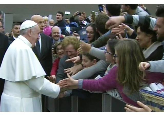 Aula Paolo VI. Papa Francesco incontra i terremotati del Centro Italia RV