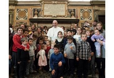 Il Papa con bambini e ragazzi di Nomadelfia alludienza in Sala Clementina