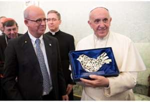 Il Papa riceve in dono la colomba della pace