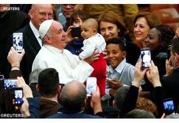 Il Papa tra i dipendenti vaticani in Aula Paolo VI con i loro figli