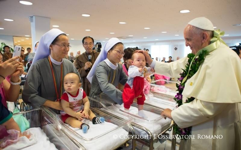 Papa Francesco e i bambini appena nati
