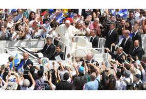 Papa Francesco saluta i fedeli in piazza San Pietro presenti alla Messa nella festa dei SS. Pietro e Paolo