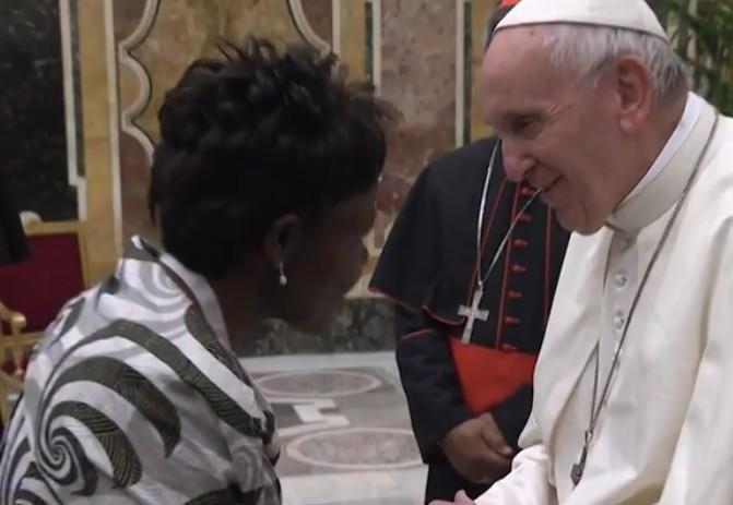 papa Francesco e donna di colore