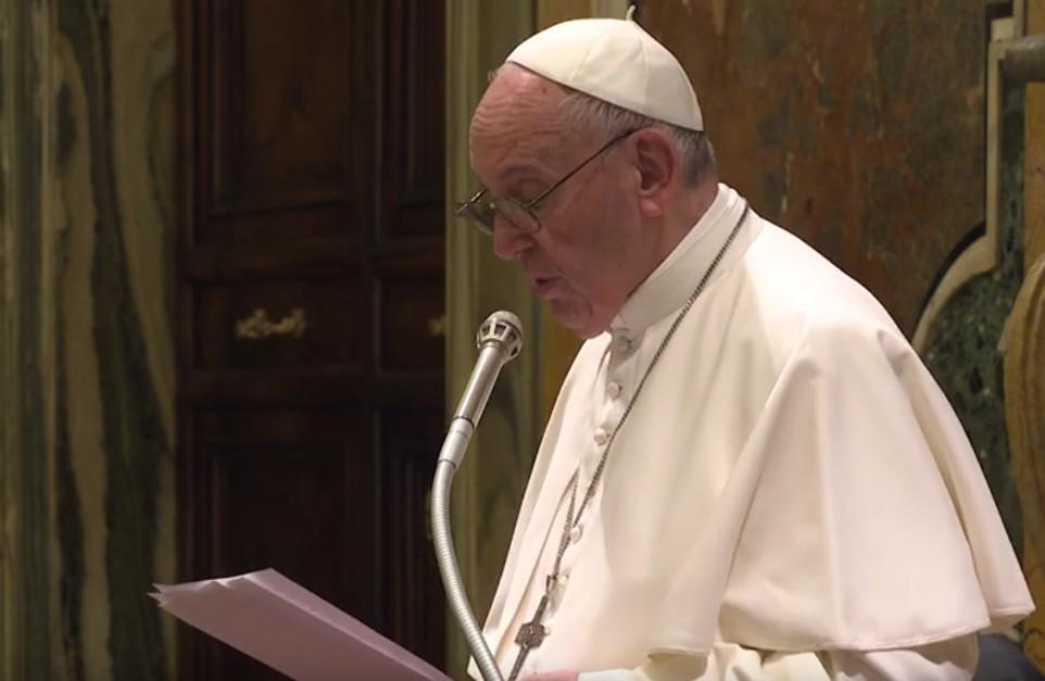 papa francesco udienza microfono lettura