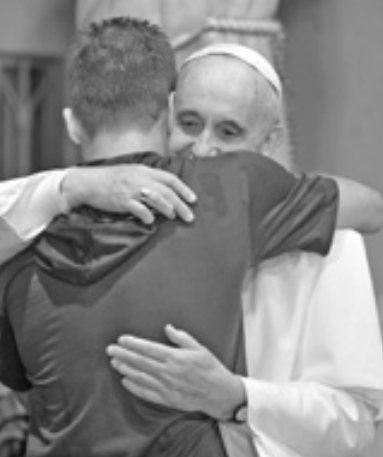 abbraccio papa francesco 8