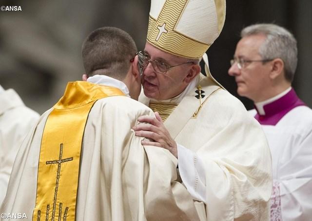 papa abbraccia sacerdote