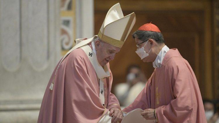 Cardinal Tagle thanks Pope Francis at the end of Mass in St. Peters