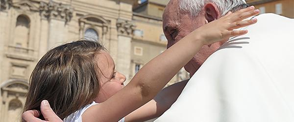 papa-francesco-abbraccio