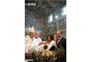 papa Francesco battezza bimbi
