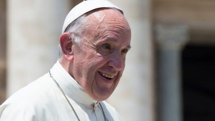 papa Francesco primo piano lato