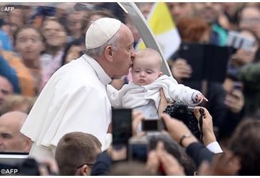 papa bacio bimbo folla