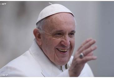 papa Francesco saluto benedicente