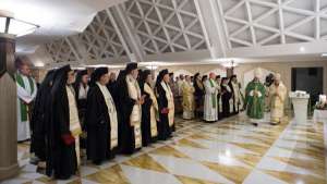 Il Papa con il Patriarca Youssef e i vescovi greco melkiti alla Messa a Casa Santa Marta Vatican Media