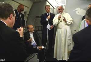 Francesco parla con i giornalisti sul volo papale