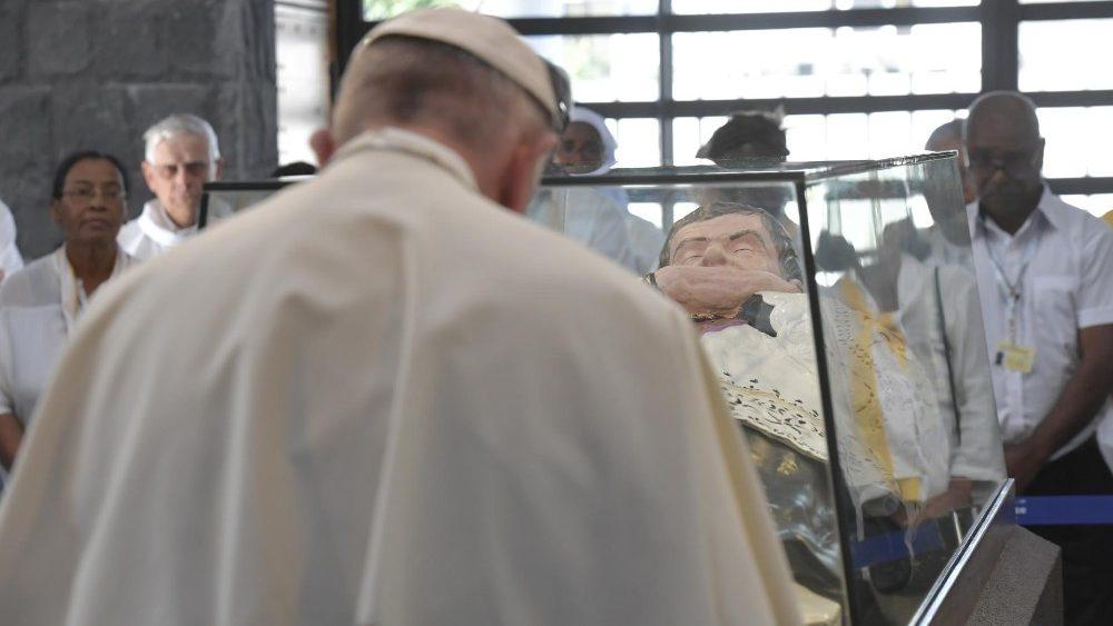 preghiera di Francesco sulla tomba del beato pére Laval