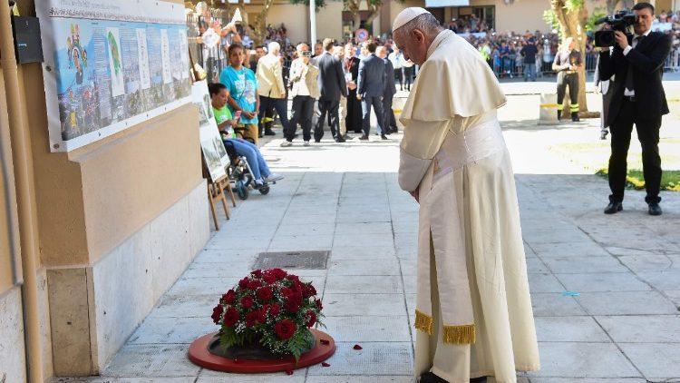 papa in preghiera dove è stato ucciso Don Puglisi