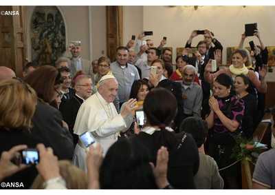 Il Papa nella Chiesa dellAssunta di Tblisi ANSA