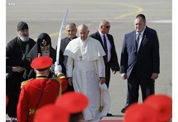 Papa Francesco accolto a Tblisi dal presidente georgiano e dal Patriarca Ilia