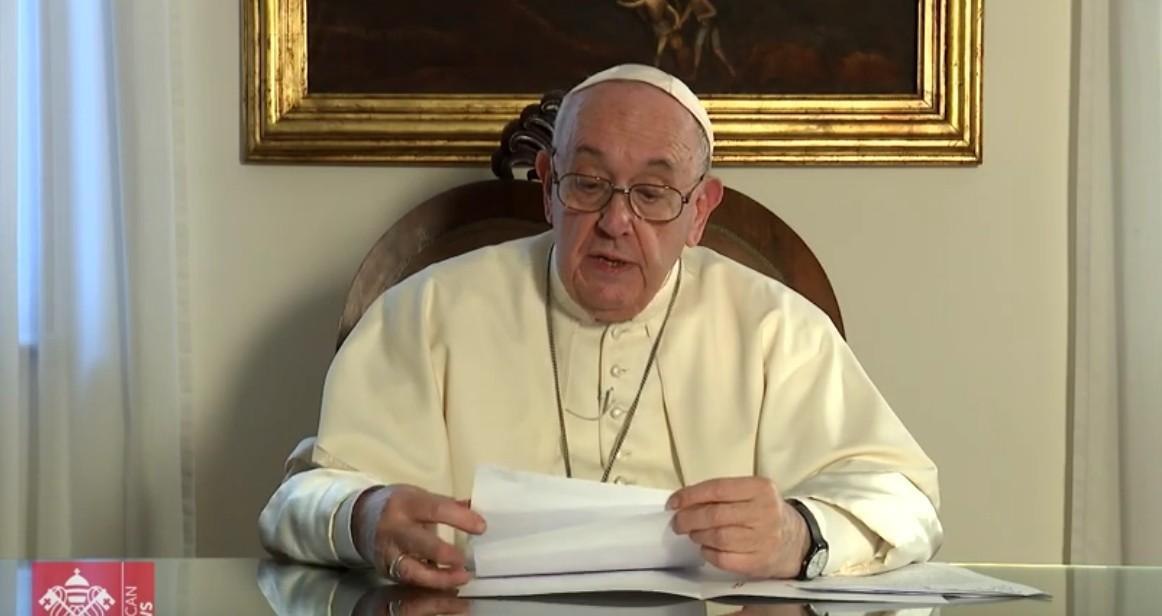 Papa Videomessaggio lettura pirmo piano