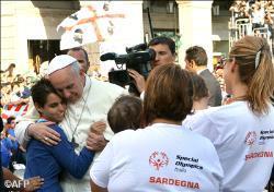 papa-francesco-abbraccio-giovani-cagliari