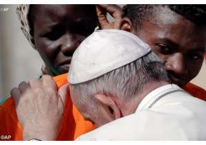 Labbraccio del Papa a un migrante