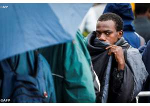 Un migrante a nord di Parigi AFP