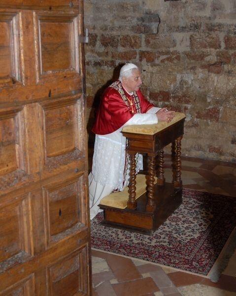 Benedetto XVI in preghiera