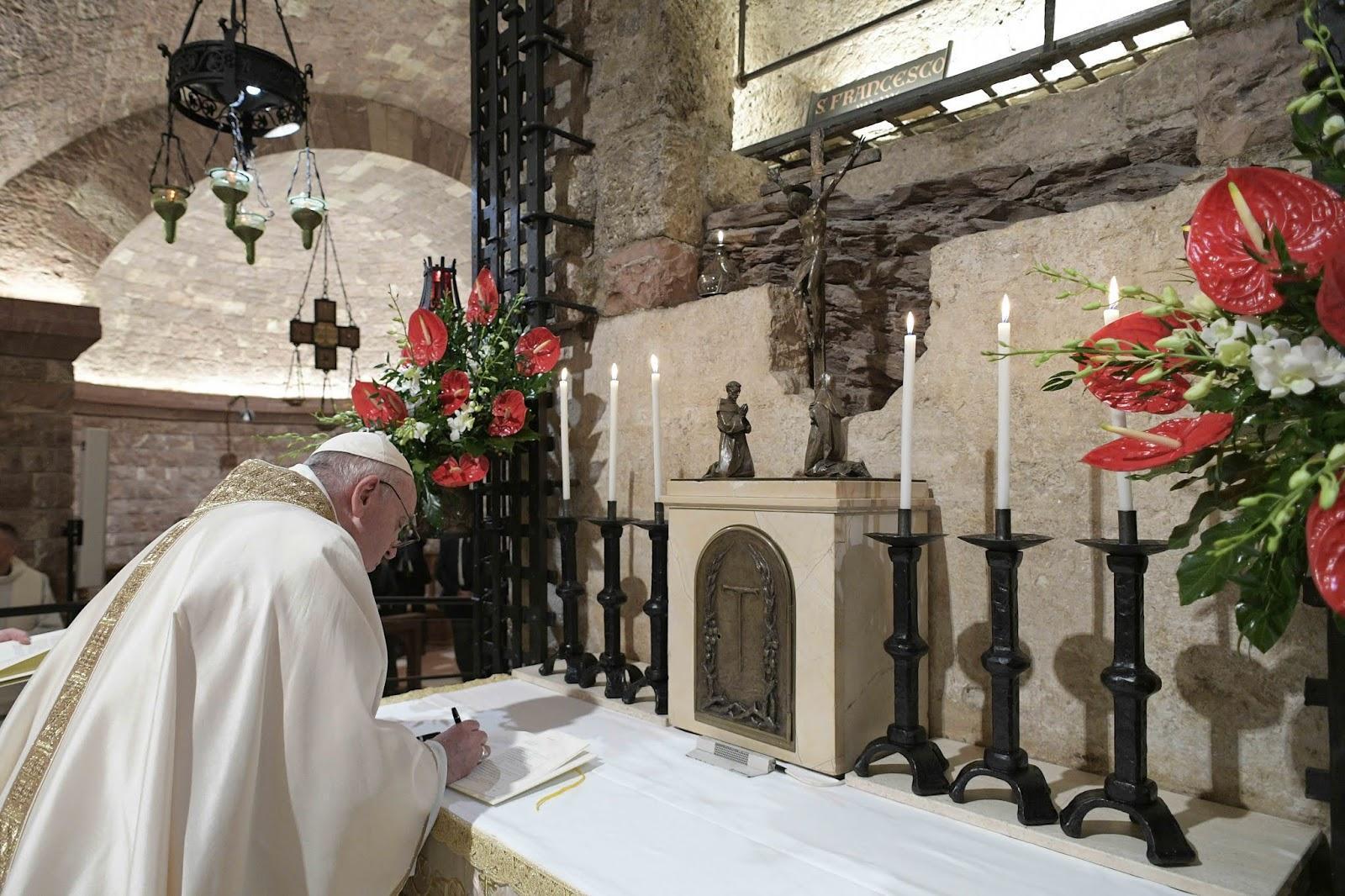 Firma Santo Padre su Tomba San Francesco encicla Fratelli tutti