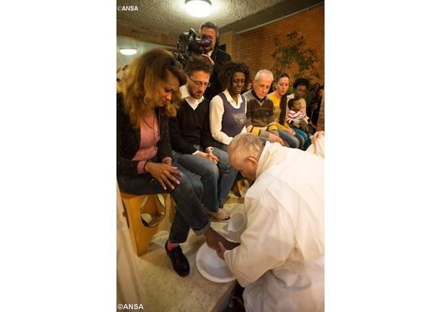 papa Francesco lavanda dei piedi carcere