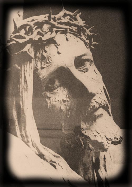 la-famiglia-a-scuola-di-amore-sotto-la-croce-Cristo-in-Croce