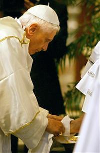 benedetto-xvi-lavanda-dei-piedi.jpg