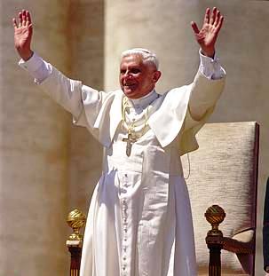 benedetto-xvi-saluto-alto
